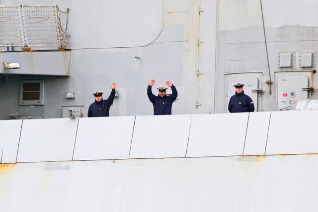 Los tripulantes se despiden de sus familiares y amigos mientras el HMS Dragon zarpa del puerto de Portsmouth, en Portsmouth, Inglaterra, el 10 de marzo de 2026. (Leon Neal/Getty Images).