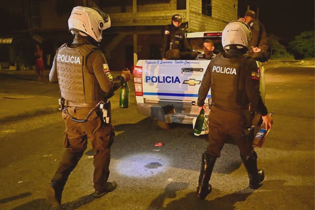 Agentes de la Policía Nacional durante una operación de control llevada a cabo durante el toque de queda en Guayaquil, Ecuador, el 21 de marzo de 2026. (MARCOS PIN / AFP vía Getty Images)