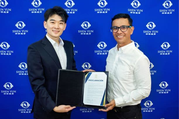 El regidor de Guadalajara, Jalisco, Víctor Hugo Hernández López otorgó un reconocimiento a la compañía de Gira de Shen Yun el 10 de mayo en el Conjunto Santander de Artes Escénicas, (NTD)
