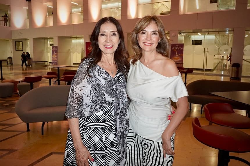 Rossy Macías (izquierda) y Magdalena Calderón disfrutaron de Shen Yun en el Conjunto Santander de Artes Escénicas de Guadalajara, México, el 6 de mayo de 2026. (Lily Yu/The Epoch Times)