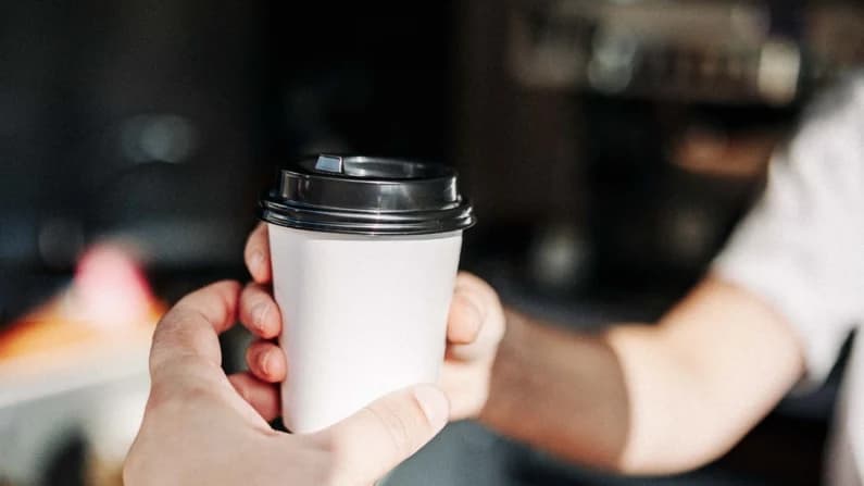 Científicos analizaron microplásticos presentes en el café servido en vasos para llevar