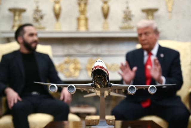 Una maqueta del rediseño para el Air Force One descansa sobre una mesa mientras el presidente de Estados Unidos, Donald Trump, se reúne con el presidente de El Salvador, Nayib Bukele, en el Despacho Oval de la Casa Blanca en Washington, D.C., el 14 de abril de 2025. (BRENDAN SMIALOWSKI/AFP vía Getty Images)
