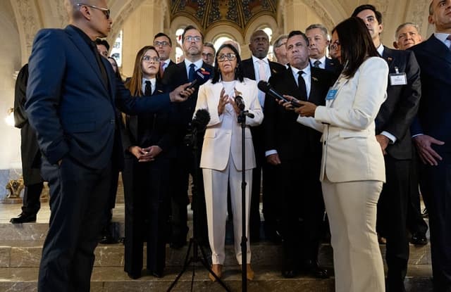 La presidenta encargada de Venezuela, Delcy Rodríguez (centro), habla con periodistas tras una sesión en la Corte Internacional de Justicia (CIJ) sobre la región del Esequibo, en La Haya, el 11 de mayo de 2026. (Bart Maat / ANP / AFP via Getty Images) / Netherlands OUT