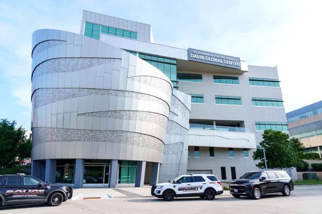 El Centro Global Davis, ubicado en el campus del Centro Médico de la Universidad de Nebraska, que alberga la Unidad Nacional de Cuarentena, se observa en Omaha, Nebraska, el 11 de mayo de 2026. (Dylan Widger/Getty Images)