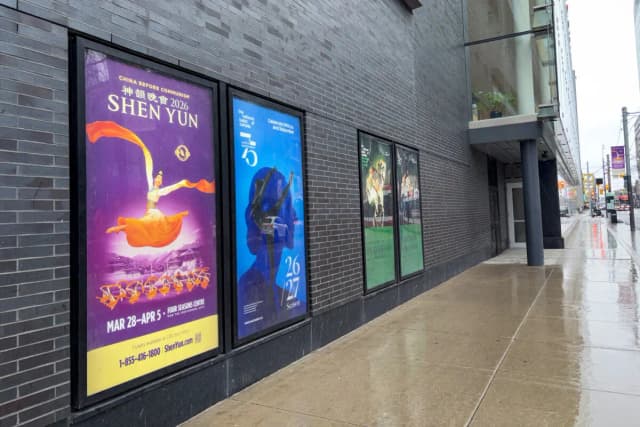 Un cartel promocional de Shen Yun en el exterior del Four Seasons Centre for the Performing Arts de Toronto, el 2 de abril de 2026. (Teng Dongyu/The Epoch Times)