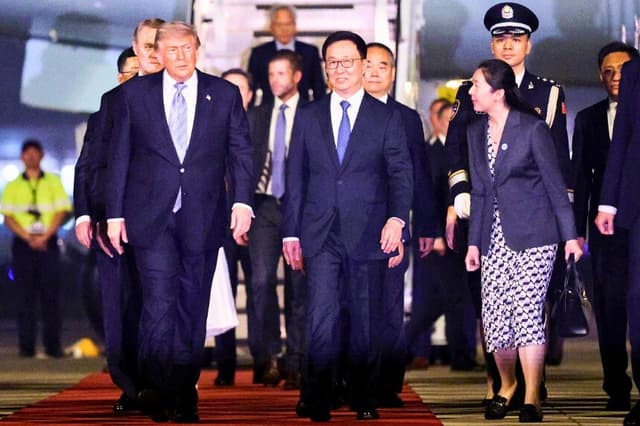 El vicepresidente chino Han Zheng (centro) acompaña al presidente estadounidense Donald Trump (izquierda) a su llegada al Aeropuerto Internacional de Pekín el 13 de mayo de 2026 en Beijing, China. (Alex Wong/Getty Images).