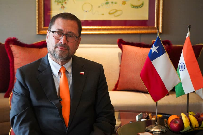 El ministro de Relaciones Exteriores de Chile, Francisco Pérez Mackenna, habla con EFE durante su visita a Nueva Delhi con una delegación del país sudamericano sobre las negociaciones para un Acuerdo de Asociación Económica Integral (CEPA) entre ambas naciones.-(EFE/ Lucía Goñi)
