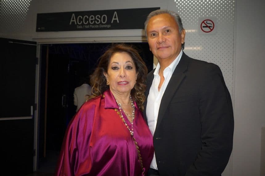 Enrique Trejo Rodríguez y su esposa María de la Luz Quezada Ramírez en el Conjunto de Artes Escénicas Santander de Guadalajara, México, el 8 de mayo de 2026. (Yeawen Hung/The Epoch Times)