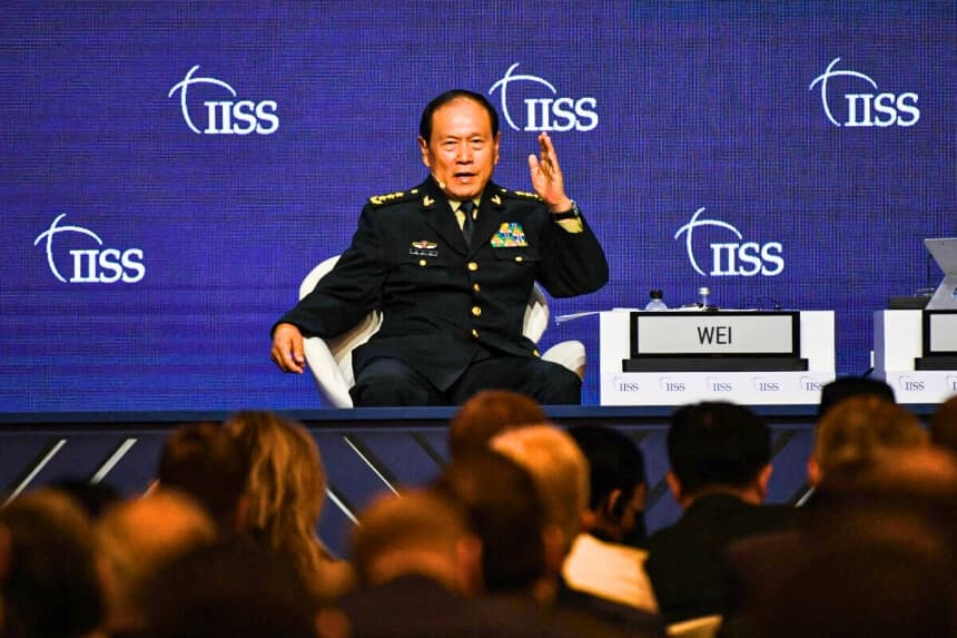 El entonces ministro de Defensa chino, Wei Fenghe, interviene en la cumbre del Diálogo de Shangri-La en Singapur el 12 de junio de 2022. (Roslan Rahman/AFP vía Getty Images).