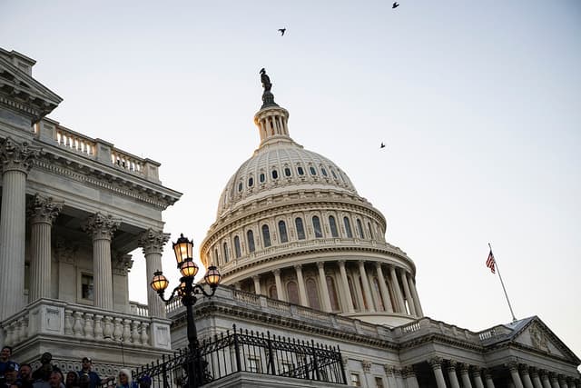 El edificio del Capitolio de EE. UU. al atardecer durante una vigilia con velas en honor a la Semana Nacional de la Policía, el 12 de mayo de 2026, en Washington, D.C. (Graeme Sloan/Getty Images)
