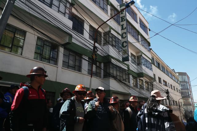 Trabajadores mineros se manifiestan frente a las oficinas de la Fuerza Especial de Lucha contra el Crimen (Felcc) este jueves, en La Paz, Bolivia. Los sindicatos que integran la Central Obrera Boliviana (COB) reclamaron la liberación de doce manifestantes detenidos en la víspera, en medio de la ocupación de la sede del Ministerio de Trabajo por parte de operarios fabriles, durante el cuarto día consecutivo de protestas para exigir mejoras laborales (EFE/ Luis Gandarillas)