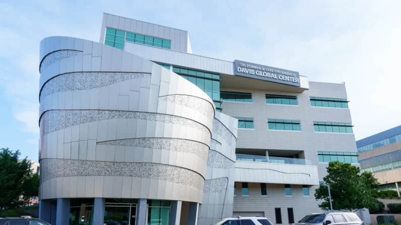 Médico estadounidense del crucero vinculado al hantavirus recibe el alta de la unidad de aislamiento