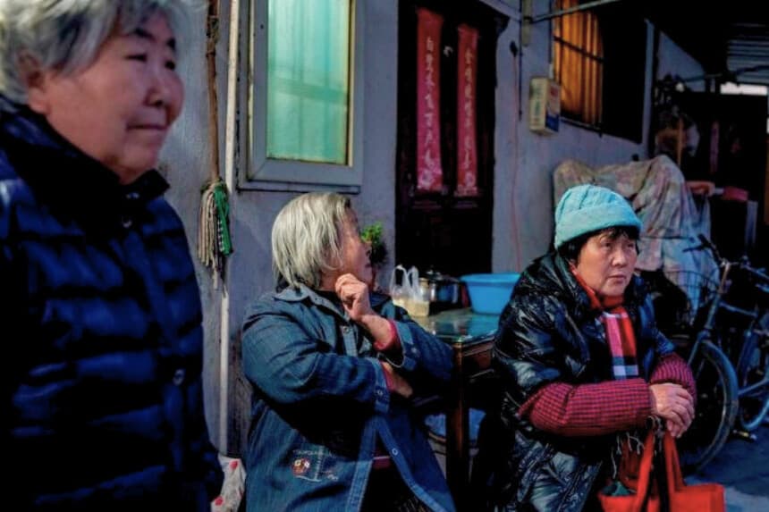 Vecinos del barrio histórico de Laoximen, en el distrito de Huangpu, Shanghái, el 26 de diciembre de 2017.
(Chandan Khanna/AFP/Getty Images).