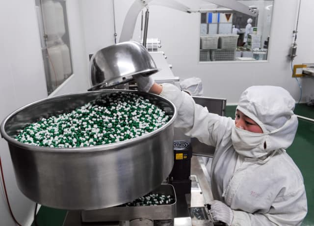 Los empleados trabajan en la línea de producción de una empresa de medicina herbal en Bozhou, provincia de Anhui, China, el 8 de abril de 2013. (VCG a través de Getty Images)