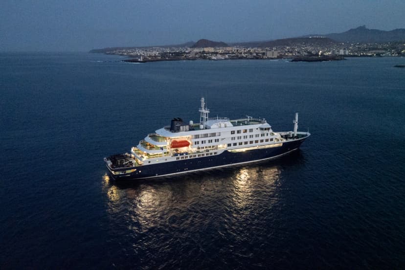 Vista general del crucero MV Hondius, mientras se encuentra anclado frente al puerto de Praia, la capital de Cabo Verde, el 6 de mayo de 2026. (AFP vía Getty Images).