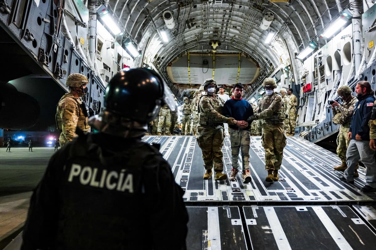 Personal militar estadounidense escolta a presuntos miembros de la pandilla venezolana Tren de Aragua y de la MS-13, recientemente deportados por el gobierno de EE. UU. para ser encarcelados en el Centro de Confinamiento por Terrorismo del Aeropuerto Internacional de El Salvador en San Luis Talpa, El Salvador, el 12 de abril de 2025. (Secretaría de Prensa de la Presidencia/Handout vía Reuters)