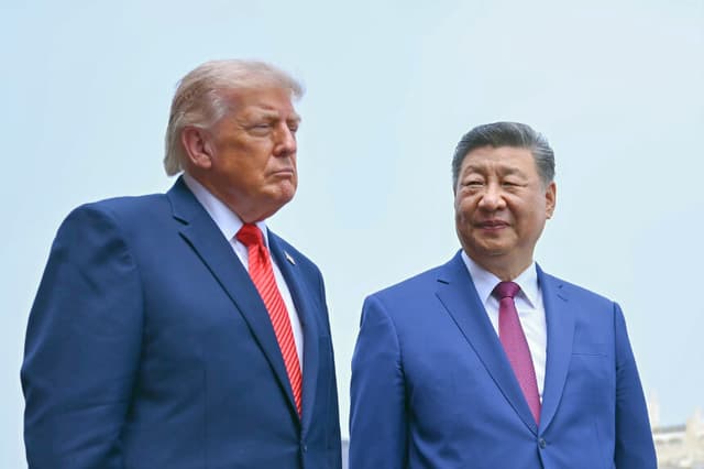 Beijing, CHINA - 14 DE MAYO: El presidente de China, Xi Jinping (a la derecha), y el presidente de Estados Unidos, Donald Trump, visitan el Templo del Cielo el 14 de mayo de 2026 en Pekín, China. Xi advirtió a Trump de que la cuestión de Taiwán podría llevar a ambos países a un “conflicto” si no se gestiona adecuadamente, una contundente declaración inicial al inicio de la cumbre entre superpotencias celebrada en Beijing el 14 de mayo para abordar numerosas cuestiones espinosas. (Foto de Brendan Smialowski - Pool/Getty Images)