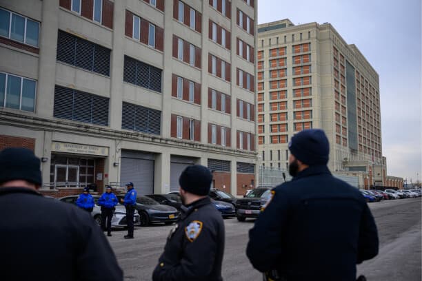 Agentes de la Policía de Nueva York montan guardia en una carretera cortada frente al centro de detención Centro Metropoilitano de Detención de Brookly MDC el 5 de enero de 2026 en la ciudad de Nueva York. (Alexi J. Rosenfeld/Getty Images)