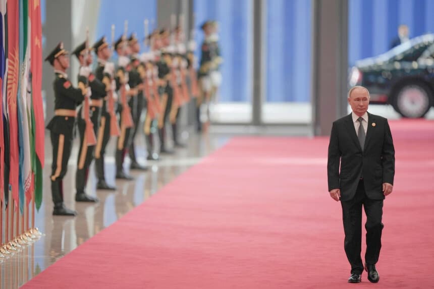 El presidente ruso, Vladímir Putin, llega a la Cumbre de la Organización de Cooperación de Shanghái (OCS) de 2025, celebrada en el Centro de Convenciones y Exposiciones Meijiang de Tianjin, China, el 1 de septiembre de 2025. (Suo Takekuma - Pool/Getty Images).