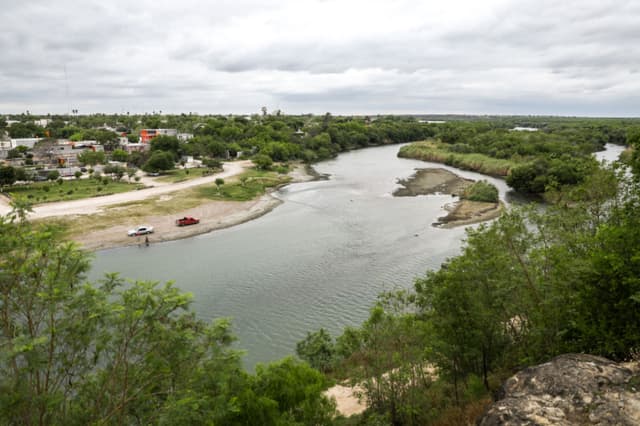 Una vista del Río Bravo con la ciudad mexicana de Miguel Alemán a la izquierda, desde los acantilados de Roma (Roma Bluffs) cerca de Rio Grande City, Texas, el 22 de marzo de 2019. (Charlotte Cuthbertson/The Epoch Times)
