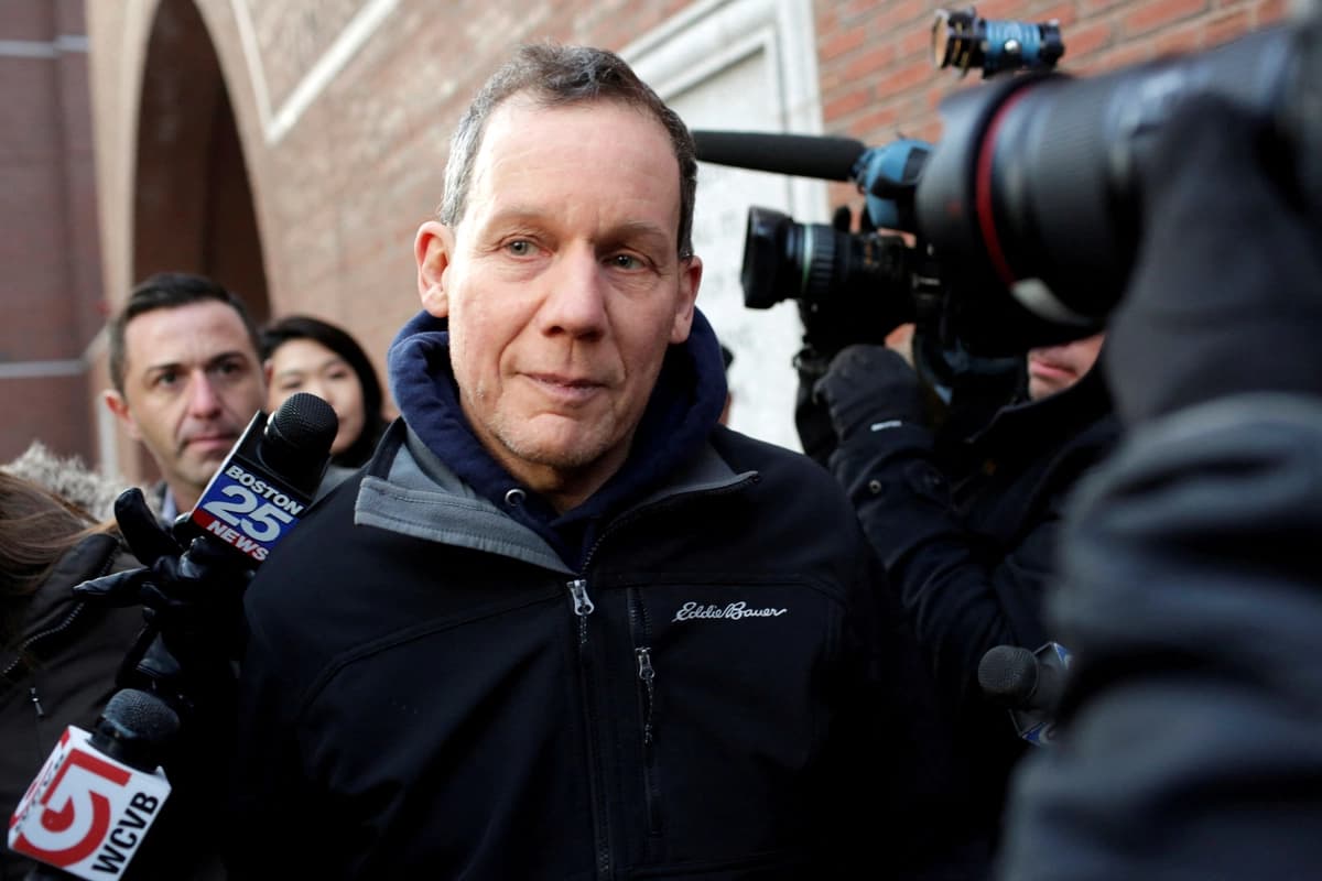 Charles Lieber sale del tribunal federal después de que él y dos ciudadanos chinos fueran acusados de mentir sobre sus supuestos vínculos con el gobierno chino, en Boston, Massachusetts, el 30 de enero de 2020. (Katherine Taylor/Reuters)