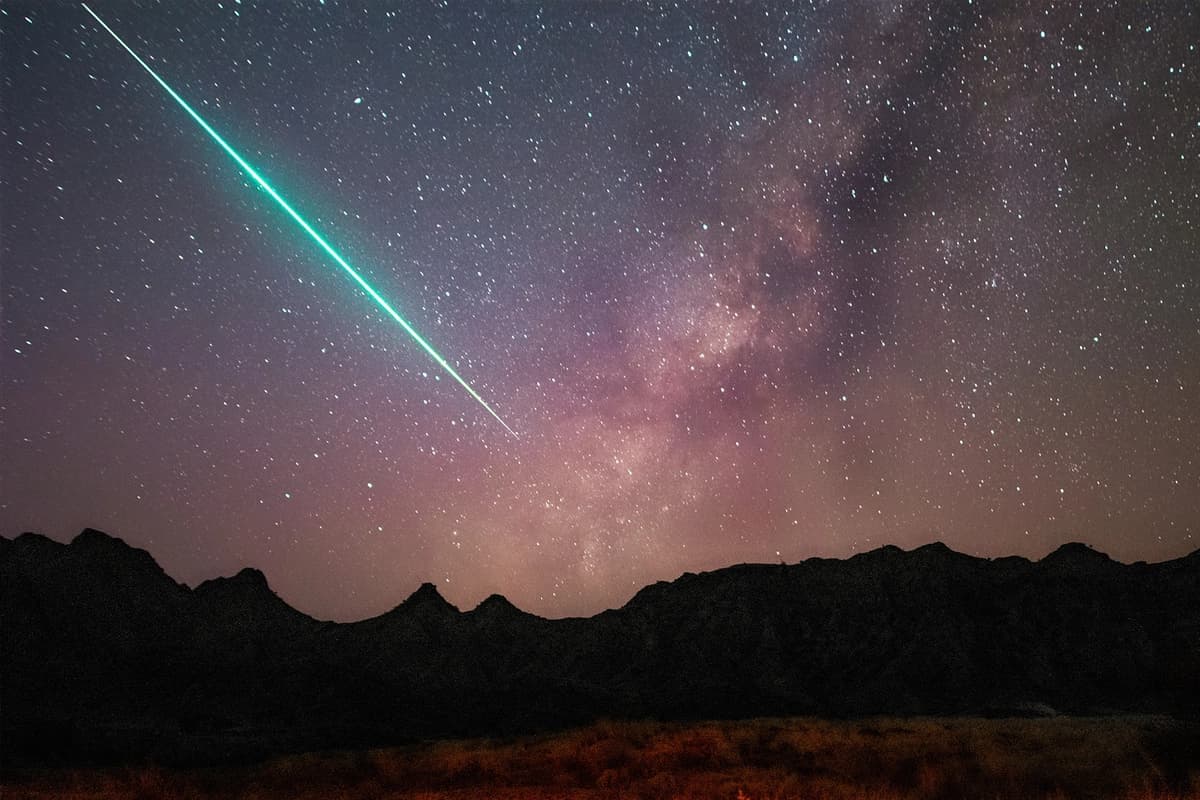 Un meteorito cruza el horizonte. (Monis Zubair/Shutterstock)