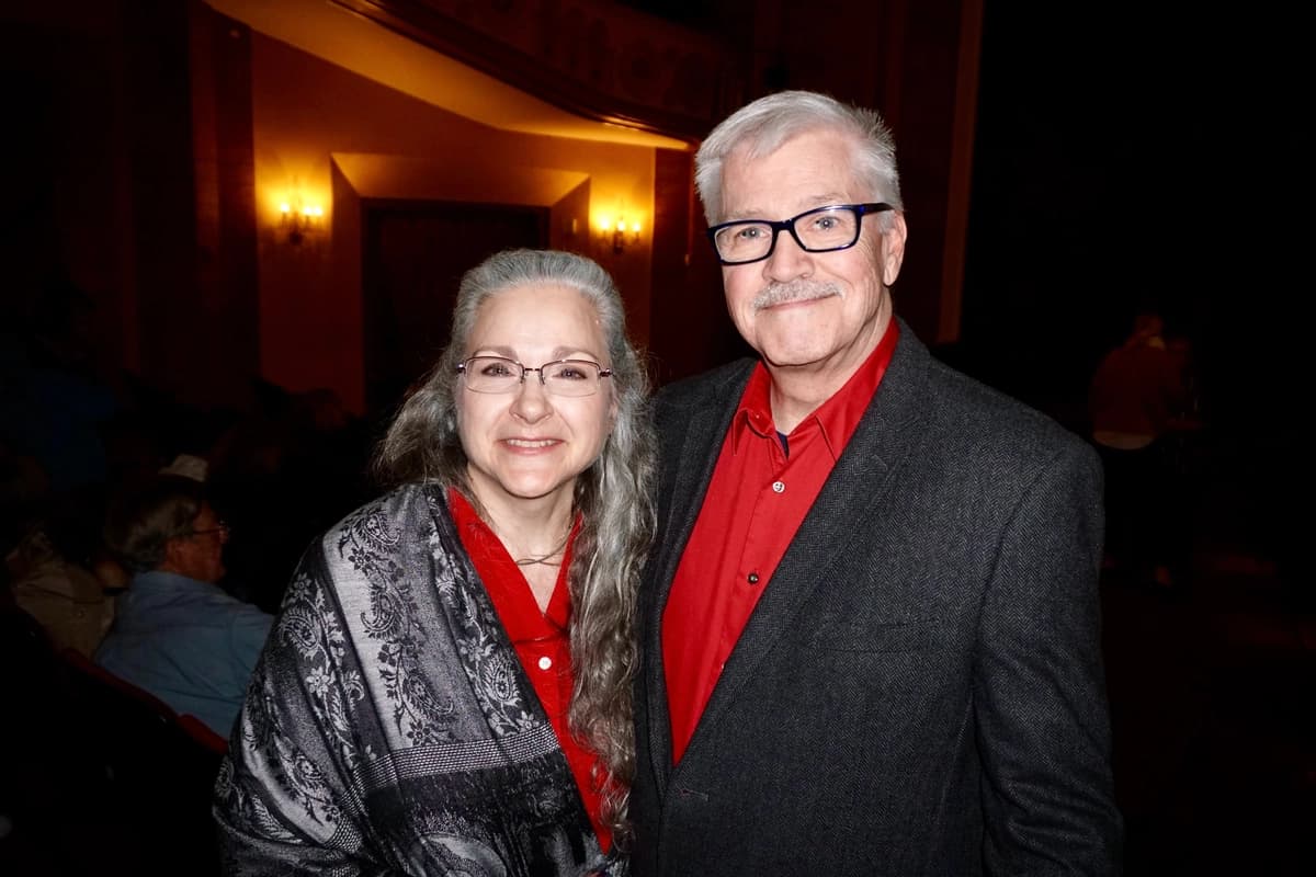 Gail y Larry Davey asisten a la función de Shen Yun en el Palace Theatre de Stamford, Connecticut, Estados Unidos, el 9 de mayo de 2026. (Weiyong Zhu/The Epoch Times)