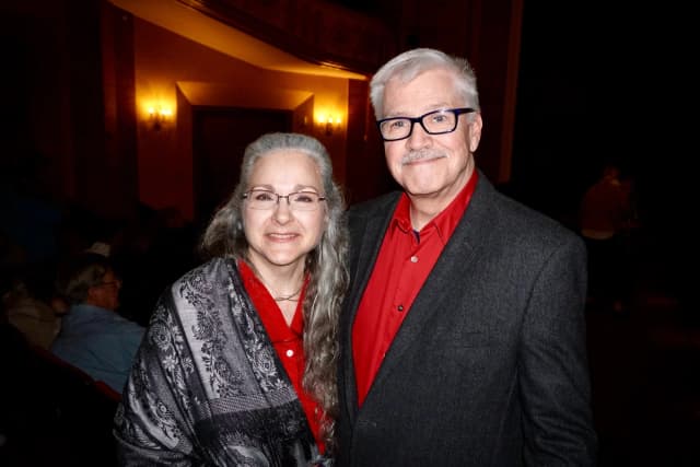 Gail y Larry Davey asisten a la función de Shen Yun en el Palace Theatre de Stamford, Connecticut, Estados Unidos, el 9 de mayo de 2026. (Weiyong Zhu/The Epoch Times)