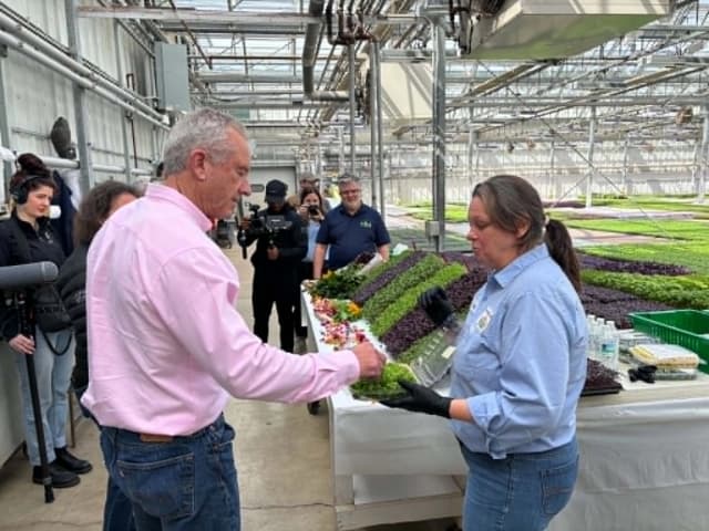 El secretario de Salud y Servicios Humanos, Robert F. Kennedy Jr., toma muestras de microvegetales en The Chef's Garden en Huron, Ohio, el 6 de mayo de 2026. (Jeff Louderback/The Epoch Times)