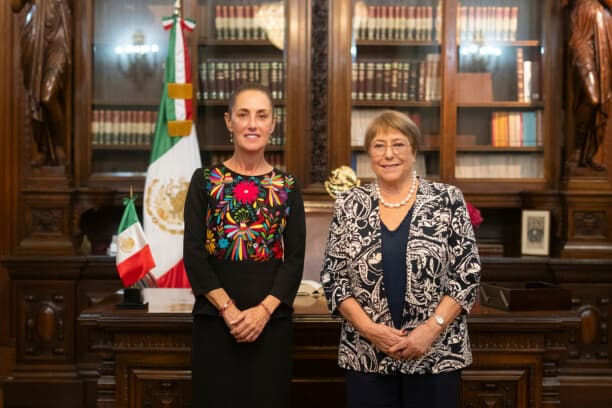 Fotografía cedida por la Presidencia de México de su mandataria, Claudia Sheinbaum (i), junto a la expresidenta de Chile Michelle Bachelet este viernes, en el Palacio Nacional de Ciudad de México. (EFE/Presidencia de México)