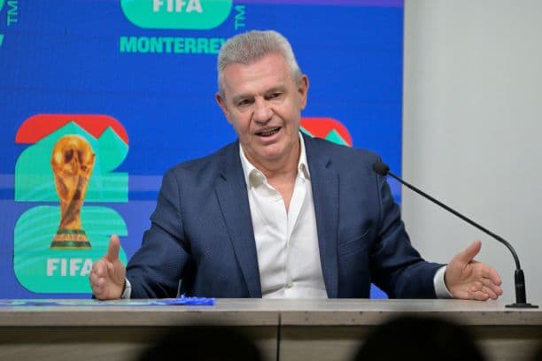 El entrenador de la Selección Mexicana de fútbol, Javier 'Vasco' Aguirre, habla en un panel mundialista este viernes, en el estadio Monterrey, México. (EFE/Miguel Sierra)