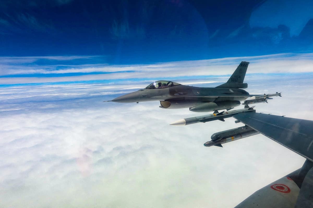 En esta imagen facilitada, tomada el 23 de mayo de 2024, se ven aviones de combate F-16 de la Fuerza Aérea de Taiwán volando durante una misión de patrulla en un lugar no revelado de Taiwán. Ministerio de Defensa de Taiwán/Imagen facilitada a través de Reuters