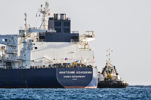 Un remolcador guía a un petrolero ruso a su llegada a la terminal petrolera del puerto de Matanzas, Cuba, el 31 de marzo de 2026. (Yamil Lage/AFP vía Getty Images)