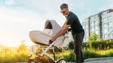 Padres dicen que la presión económica les impide ser los padres que desean ser