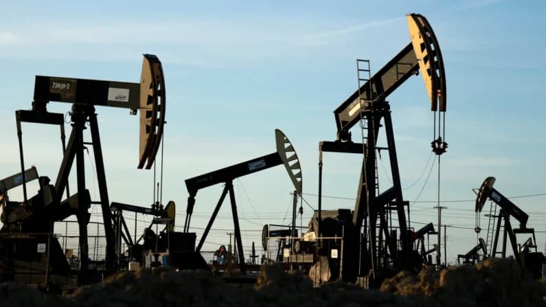 Precios del petróleo suben tras ataques con drones contra central nuclear de los Emiratos Árabes Unidos