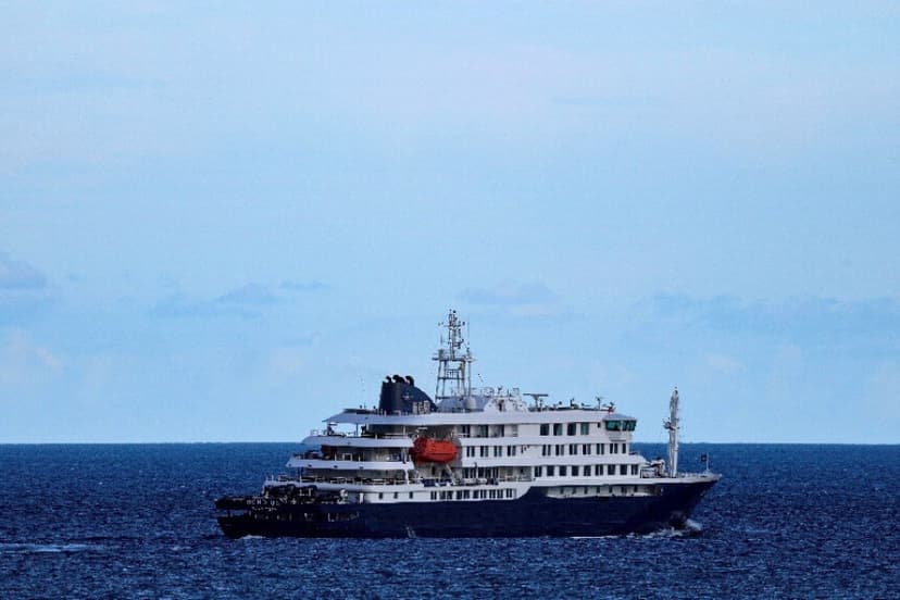 El crucero MV Hondius, afectado por un brote de hantavirus, zarpa del puerto de Granadilla de Abona, en Tenerife, España, el 11 de mayo de 2026. (Hannah McKay/Reuters).
