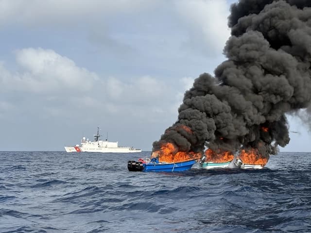 El buque de la Guardia Costera de EE. UU. "Tahoma" lleva a cabo operaciones de interceptación en el Golfo de América el 8 de mayo de 2026. (Cortesía de la Guardia Costera de EE. UU.)