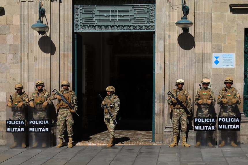Integrantes de la Policía Militar de Bolivia custodian el antiguo palacio de gobierno este lunes, en La Paz. El gobierno de Bolivia sostuvo que se ha identificado a supuestos grupos armados en las protestas de campesinos y seguidores del exmandatario Evo Morales (2006-2019) que esta jornada marchan a la ciudad de La Paz, la sede del Ejecutivo y Legislativo, para exigir la renuncia del presidente Rodrigo Paz. (EFE/ Gabriel Márquez)