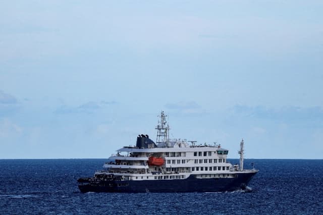 El crucero MV Hondius, en el que se produjo un brote de hantavirus, zarpa del puerto de Granadilla de Abona, en Tenerife, España, el 11 de mayo de 2026. (Hannah McKay/Reuters).