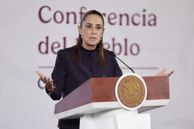La presidenta de México, Claudia Sheinbaum, habla durante una rueda de prensa este lunes en el Palacio Nacional de la Ciudad de México. (EFE/José Méndez)