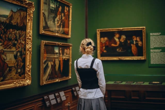 Históricamente, los museos de arte fueron diseñados como espacios contemplativos destinados a cultivar la reflexión, invitando a los visitantes a bajar el ritmo y conectar con las obras de arte. (Jane_Zh/Shutterstock)