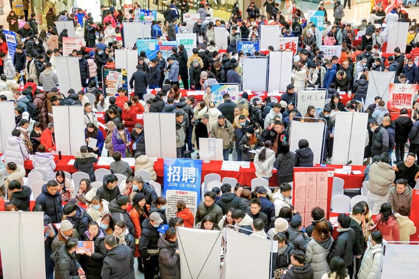 Varias personas asisten a una feria de empleo de primavera en Yantai, provincia de Shandong, China, el 6 de febrero de 2025. (China OUT/AFP vía Getty Images).