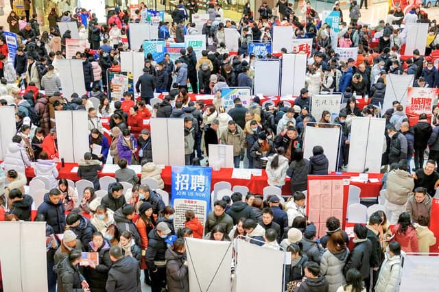Varias personas asisten a una feria de empleo de primavera en Yantai, provincia de Shandong, China, el 6 de febrero de 2025. (China OUT/AFP vía Getty Images).