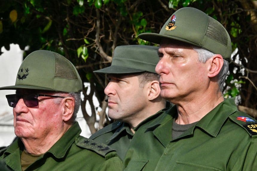 El presidente de Cuba, Miguel Díaz-Canel (a la derecha), el coronel Raúl Guillermo Rodríguez Castro (en el centro), nieto del expresidente Raúl Castro, y el ministro de las Fuerzas Armadas, el general Álvaro López Miera, asisten al funeral de los 32 soldados cubanos fallecidos durante la incursión estadounidense en Venezuela, celebrado en el cementerio de Colón, en La Habana, el 16 de enero de 2026. (ADALBERTO ROQUE / AFP vía Getty Images)