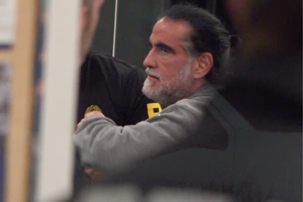 Captura de video del 16 de mayo de 2026 del empresario colombiano Alex Saab escoltado por agentes de la DEA a su llegada al aeropuerto de Opa-locka, en el condado de Miami-Dade, EE. UU. (EFE/ Antoni Belchi)