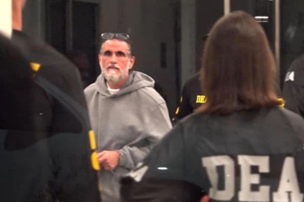 Captura de video del empresario colombiano Alex Saab escoltado por agentes de la DEA a su llegada este sábado, al aeropuerto de Opa-locka, en el condado de Miami-Dade, EE. UU. (EFE/ Antoni Belchi)