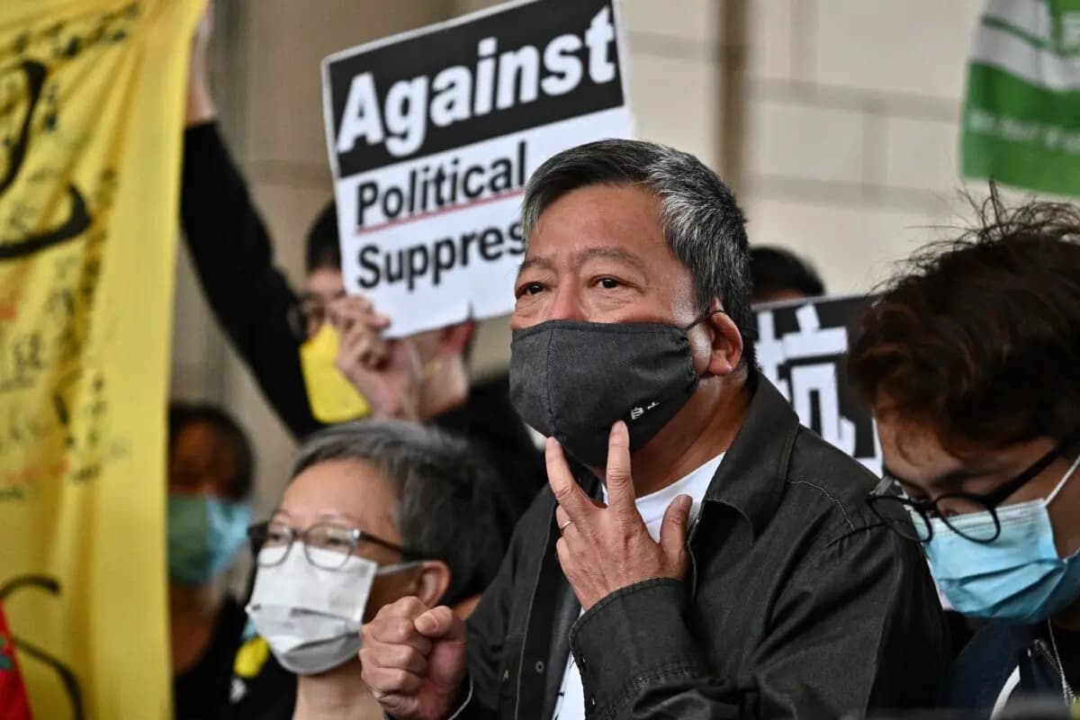El activista prodemocrático Lee Cheuk-yan (C) llega al tribunal de West Kowloon en Hong Kong el 16 de abril de 2021. (Anthony Wallace/AFP vía Getty Images)