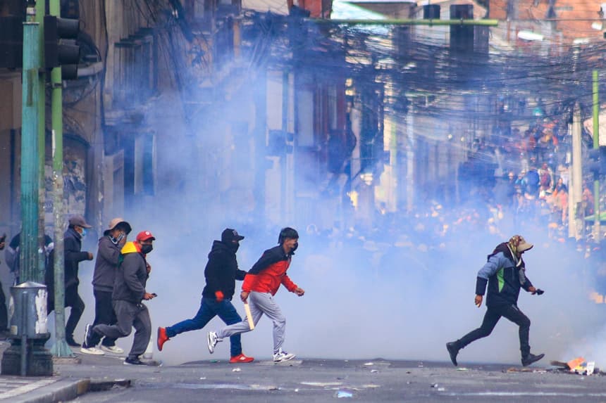 Manifestantes se enfrenta con la Policía durante una protesta, en la que exigen la renuncia del presidente Rodrigo Paz este lunes, en La Paz (EFE/ Gabriel Márquez)