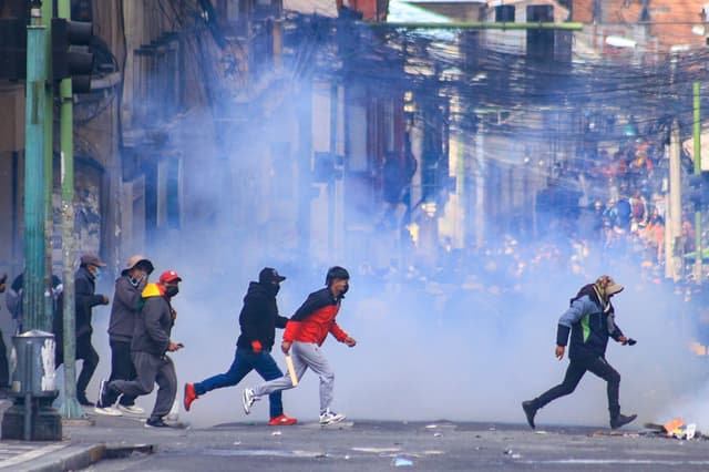 Protestas en Bolivia derivan en saqueos y vandalismo en oficinas de La Paz