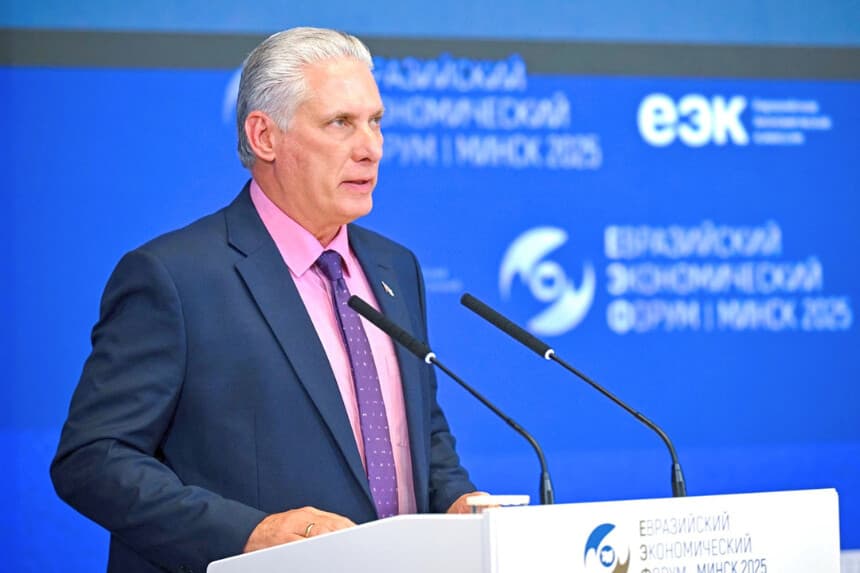 El líder cubano Miguel Díaz-Canel pronuncia un discurso durante una sesión plenaria del Foro Económico Euroasiático en Minsk, Bielorrusia, el 26 de junio de 2025. (Sputnik/Sergey Bobylev/Pool vía Reuters).